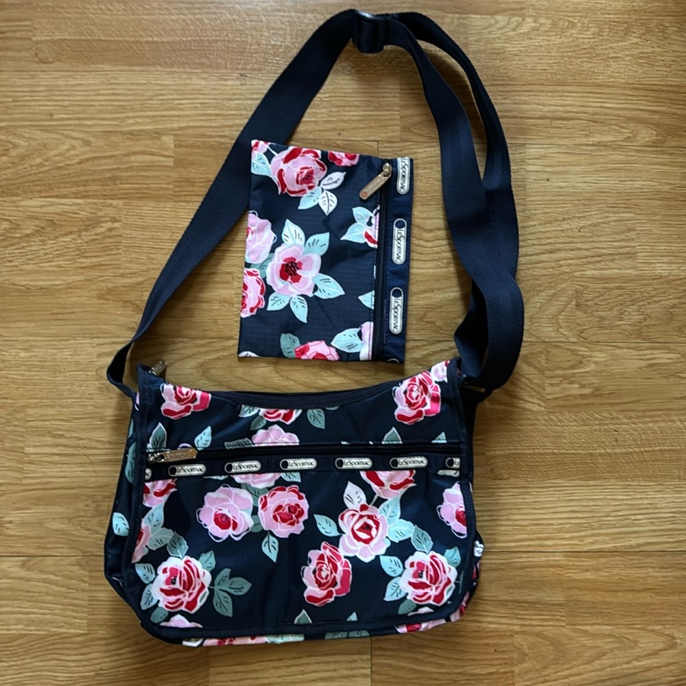 Lesportsac like new medium bag with cosmetic pouch
